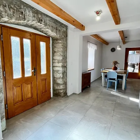 Hébergement de vacances Franko Spacious House With A Pool