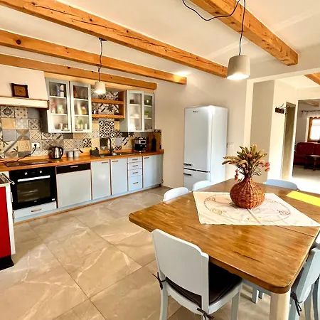 בית נופש Franko Spacious House With A Pool *