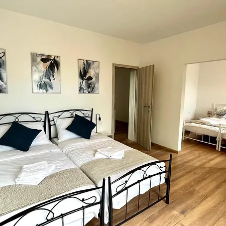 בית נופש Franko Spacious House With A Pool Obrov