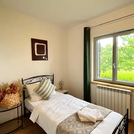 בית נופש Franko Spacious House With A Pool Obrov