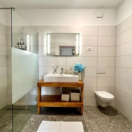 Franko Spacious House With A Pool Hébergement de vacances