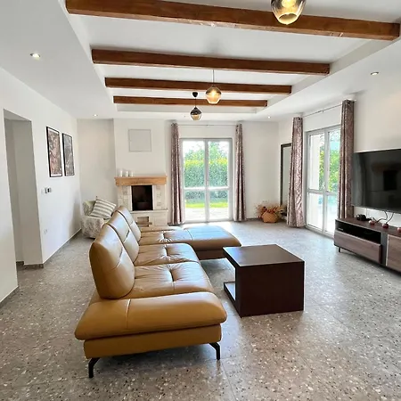Franko Spacious House With A Pool Obrov
