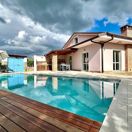 Hébergement de vacances Franko Spacious House With A Pool *