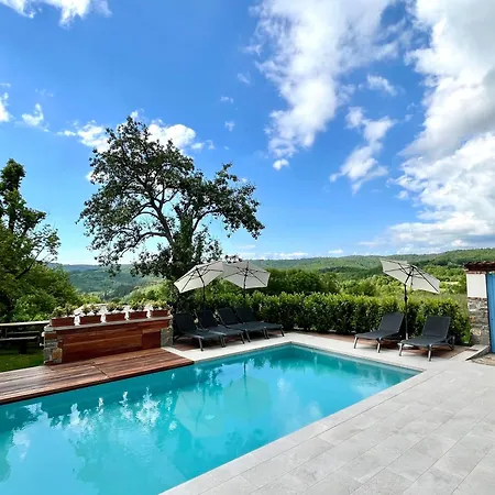 Franko Spacious House With A Pool Hébergement de vacances *