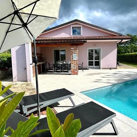 Franko Spacious House With A Pool Hébergement de vacances *