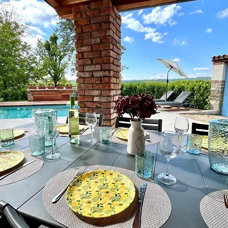 Hébergement de vacances Franko Spacious House With A Pool *