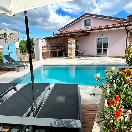 Hébergement de vacances Franko Spacious House With A Pool *