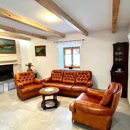 Franko Spacious House With A Pool Hébergement de vacances *