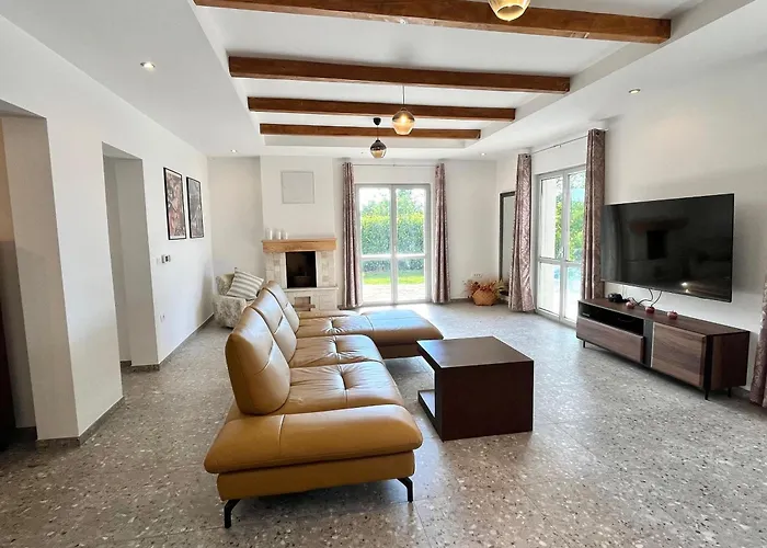 Franko Spacious House With A Pool Obrov