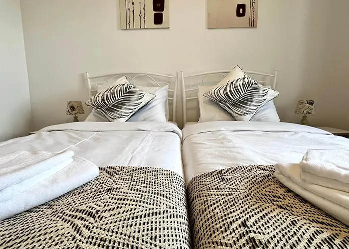 Franko Spacious House With A Pool * Obrov