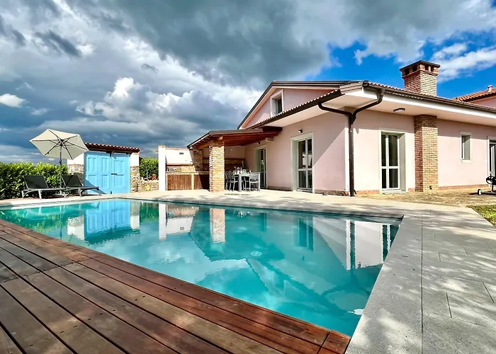 Vakantiehuis Franko Spacious House With A Pool *