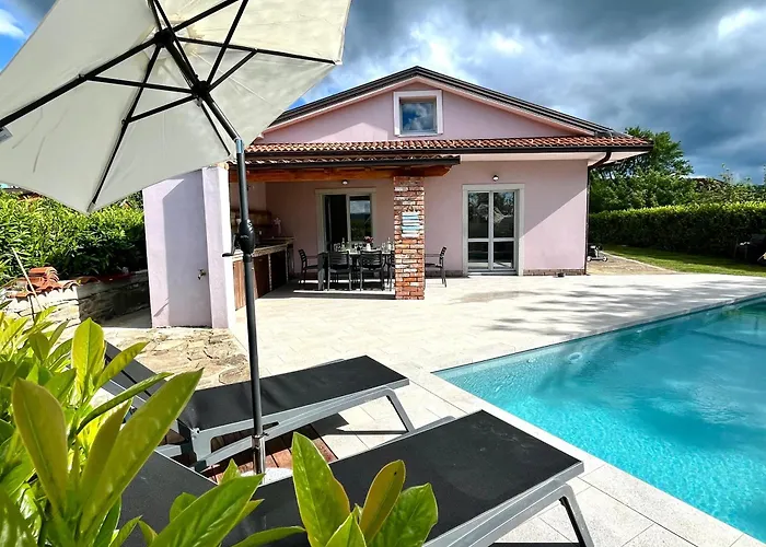 Franko Spacious House With A Pool Vakantiehuis *