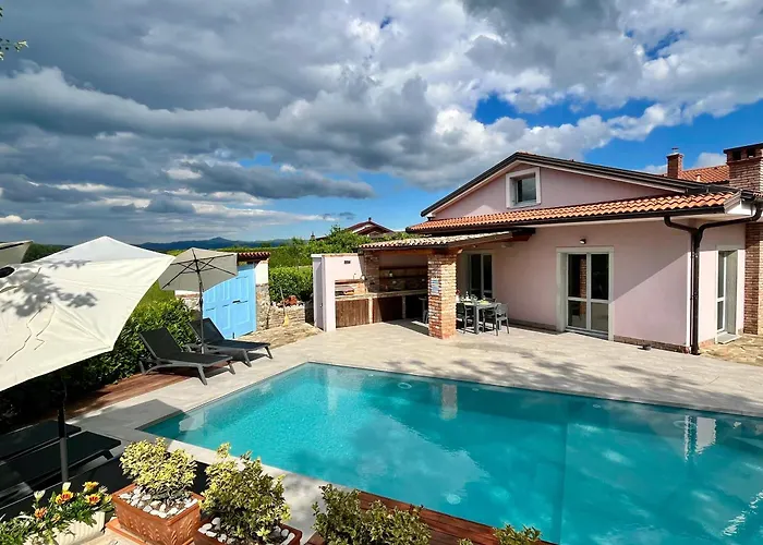 Franko Spacious House With A Pool Obrov