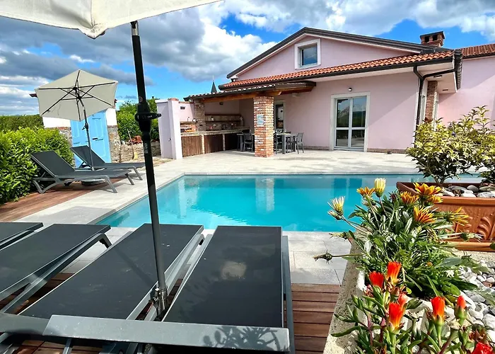 Vakantiehuis Franko Spacious House With A Pool *